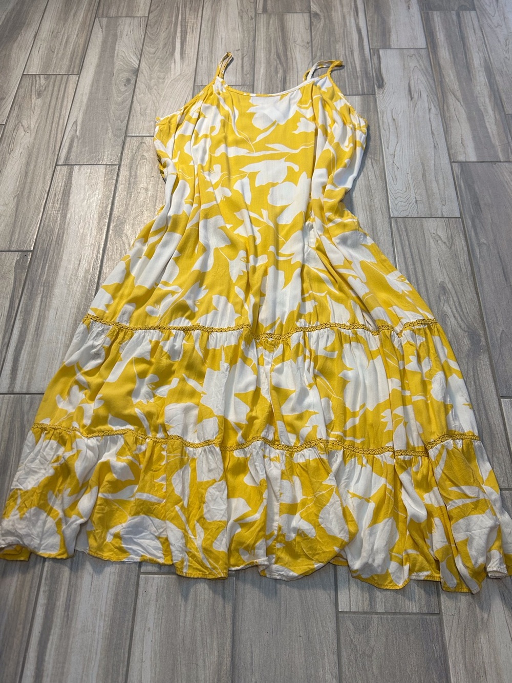 Yellow White Floral Tiered Maxi Dress 3X Adj Straps Pockets Crochet
Boho Flowy